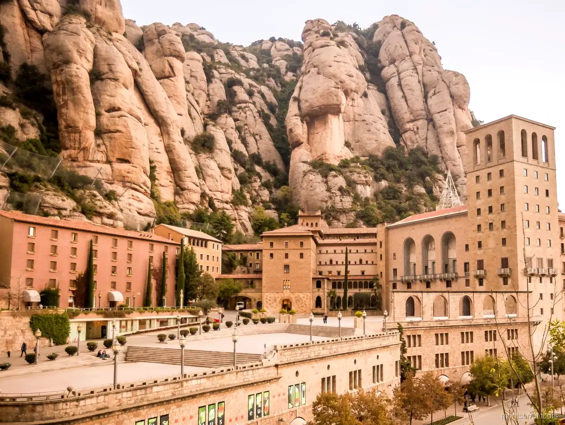 Barricas de vino en la bodega del castillo cerca de Montserrat