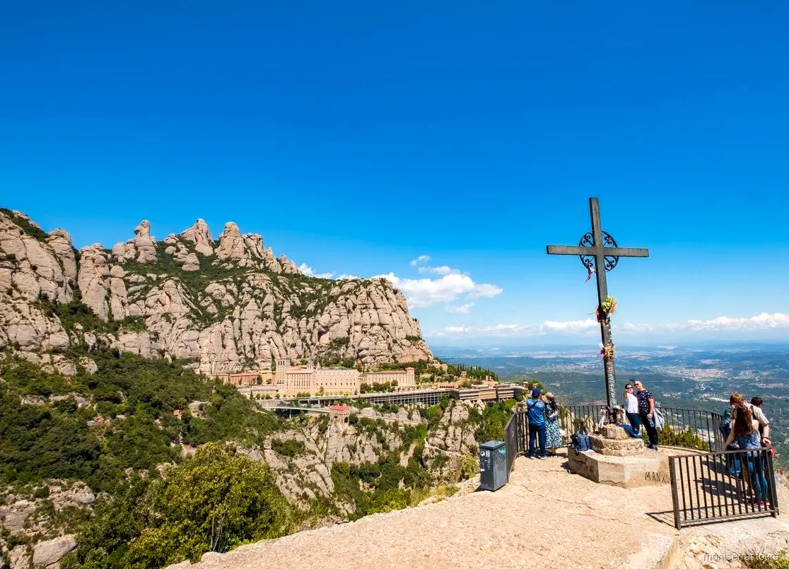Wanderer auf markiertem Weg durch den Naturpark Montserrat mit Felsgipfeln im Hintergrund