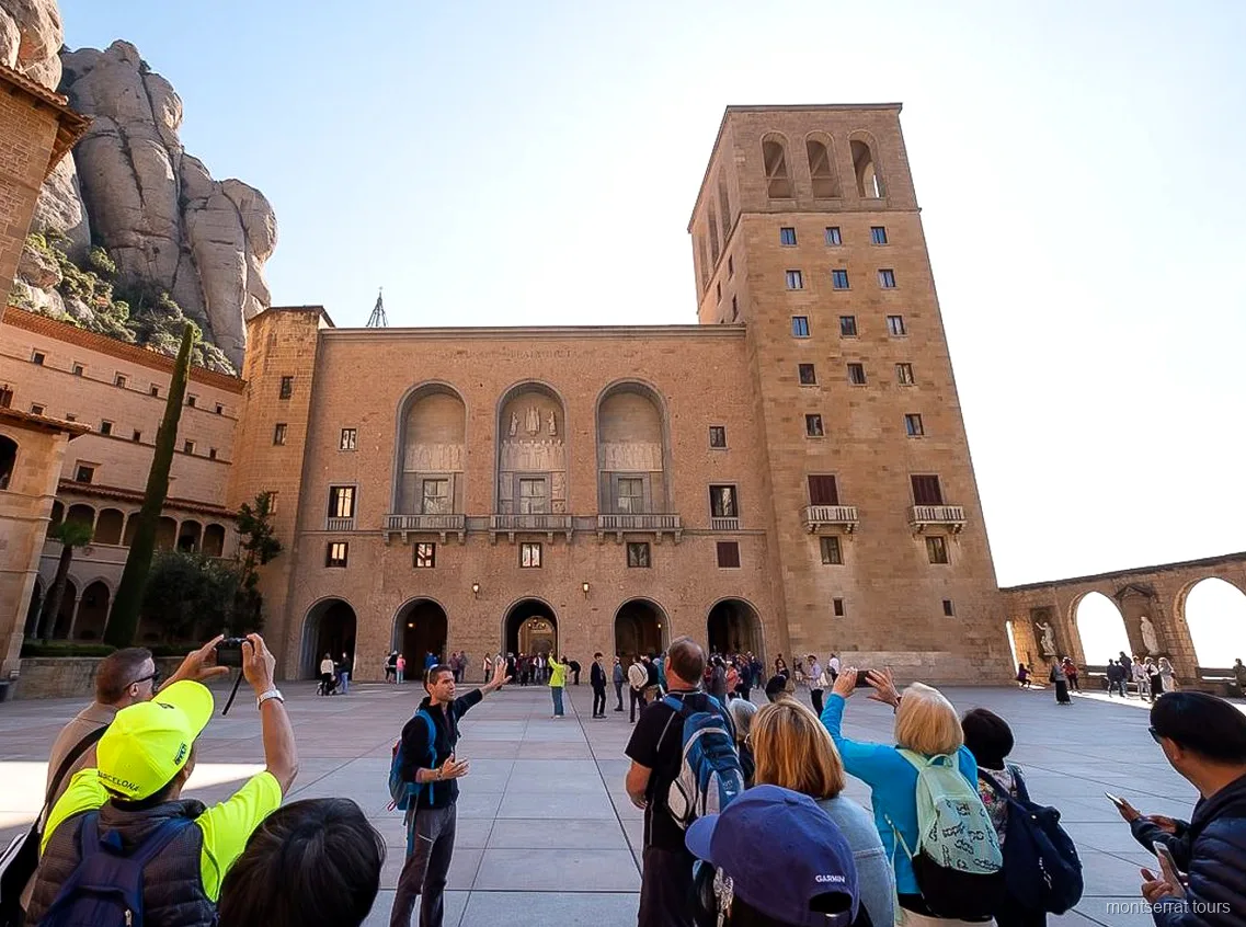 Kreuzgang aus dem 15. Jahrhundert im Kloster Montserrat vor der Wanderung