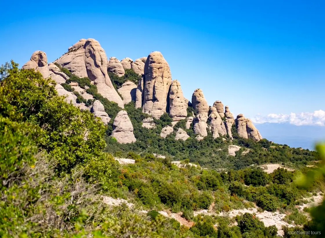 Zerklüftete Felsformationen im Naturpark Montserrat bei der leichten Wanderung