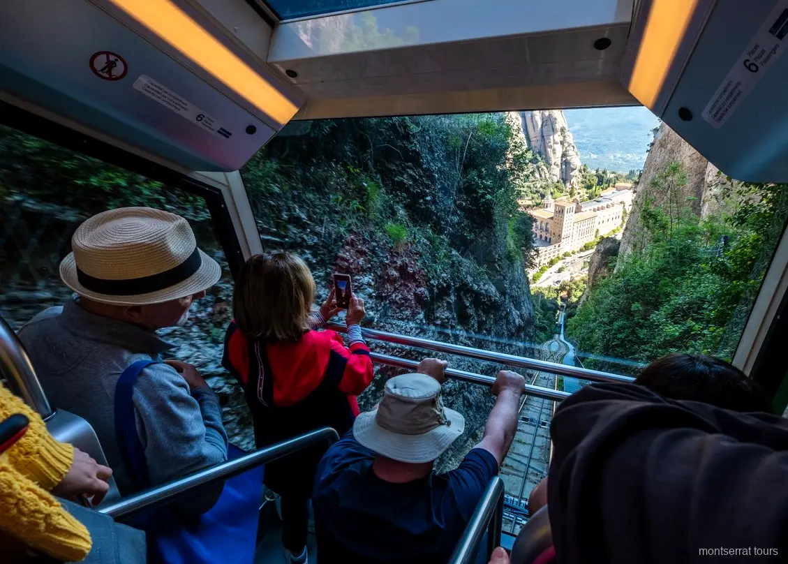 Kleinbus-Transport bei der Montserrat Wander- und Seilbahn-Tour