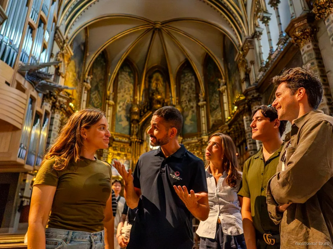 Inneres der Basilika des Klosters Montserrat vor dem Gourmet-Mittagessen