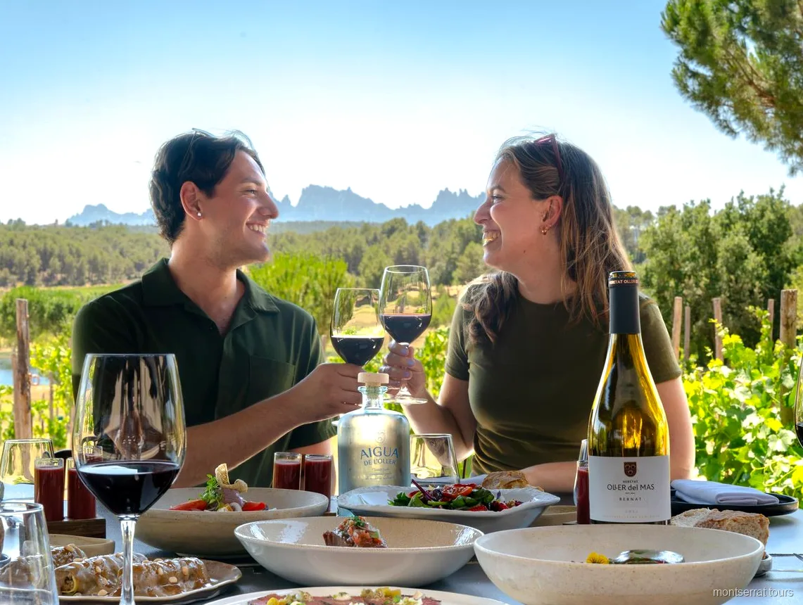 Terras van een wijngoedrestaurant met zicht op de berg Montserrat tijdens een wijnlunchtour