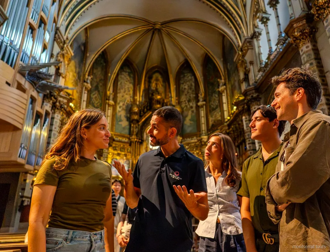 Interieur van de basiliek van het klooster van Montserrat bezocht voor de gastronomische lunchstop