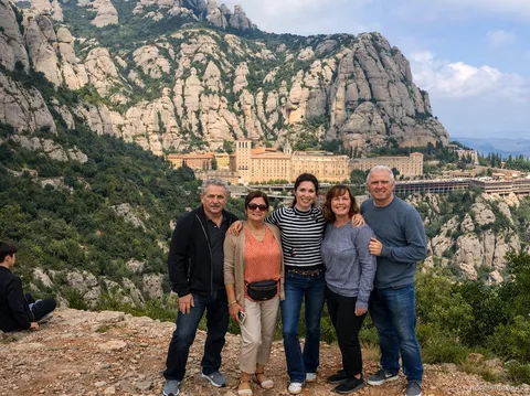 Piwnica cavy z dojrzewającymi butelkami odwiedzana na wycieczce do Montserrat i winnic cava
