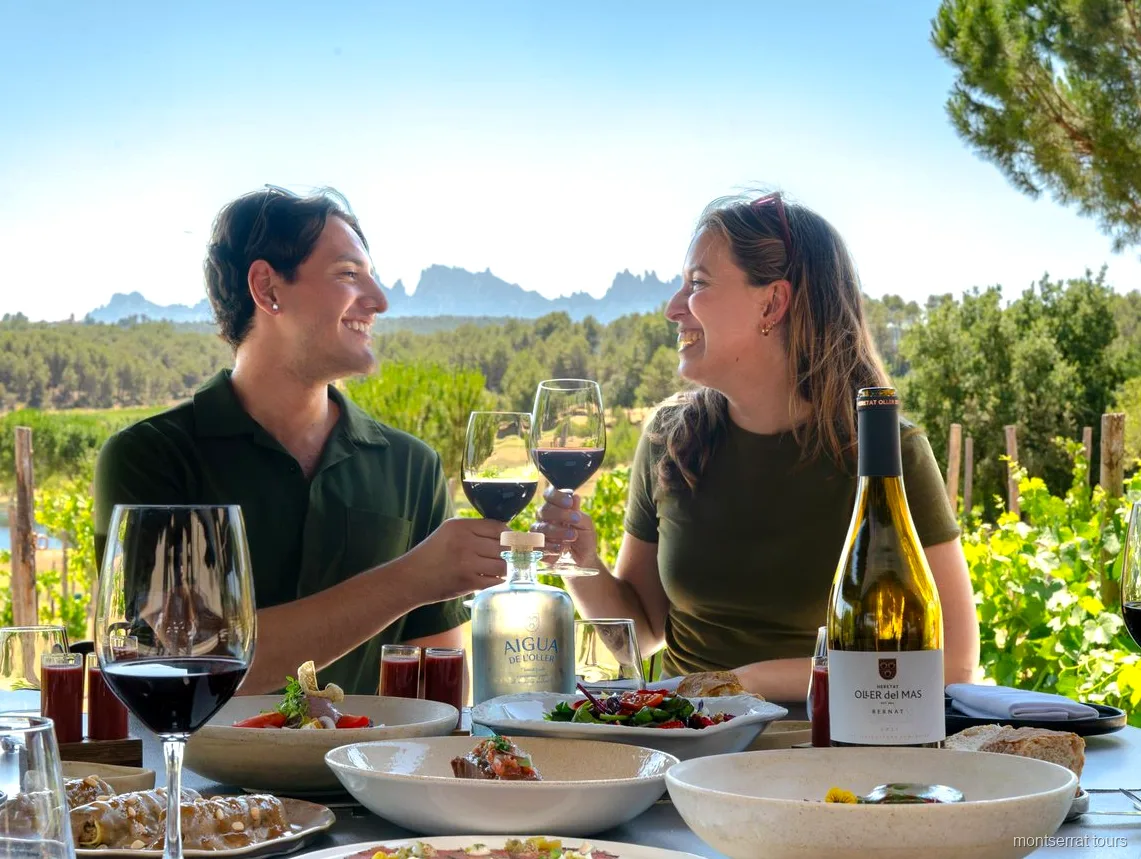 Taras restauracji wśród winnic z widokiem na góry Montserrat na wycieczce z winem i lunchem