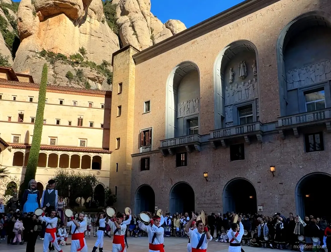 Zahnradbahn auf dem Weg zum Kloster Montserrat bei einer Montserrat Tour ab Barcelona
