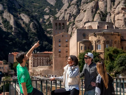 Cavalls a una hípica local prop de Montserrat amb vistes de muntanya al fons