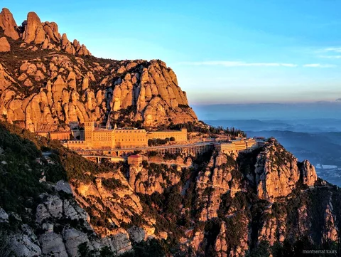 Telefèric pujant sobre el monestir de Montserrat en l'excursió de senderisme d'un dia