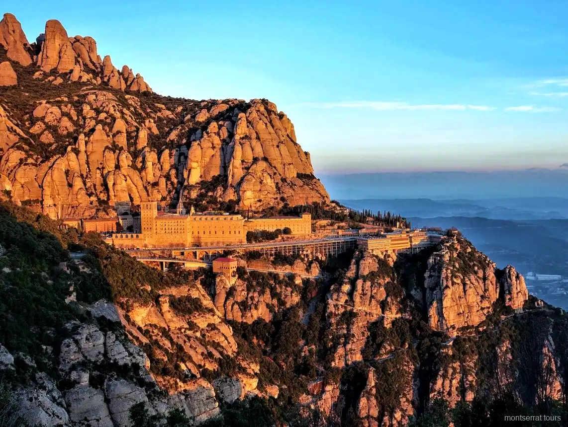 Telefèric pujant sobre el monestir de Montserrat en l'excursió de senderisme d'un dia