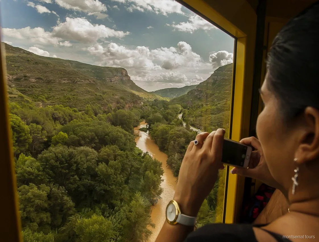 Kabine der Standseilbahn Santa Cova am Hang, enthalten im Tot Montserrat Ticket