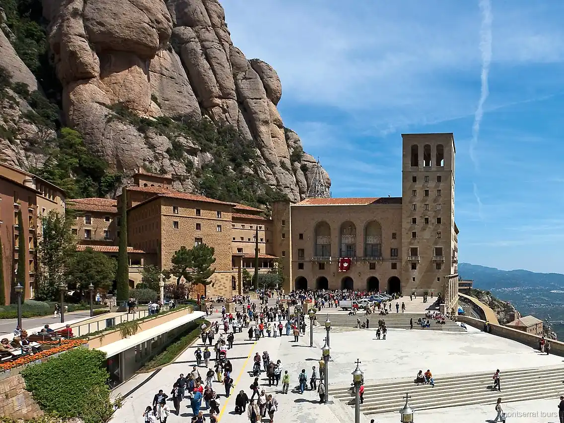 Furgoneta privada usada en la recogida de hotel de la excursión de cava a Montserrat