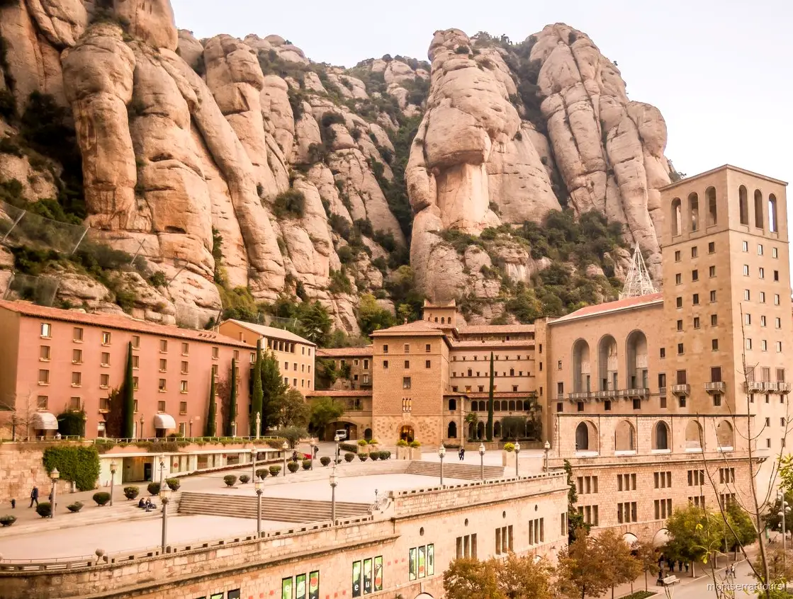 Bótes de vi de roure al celler del castell a prop de Montserrat